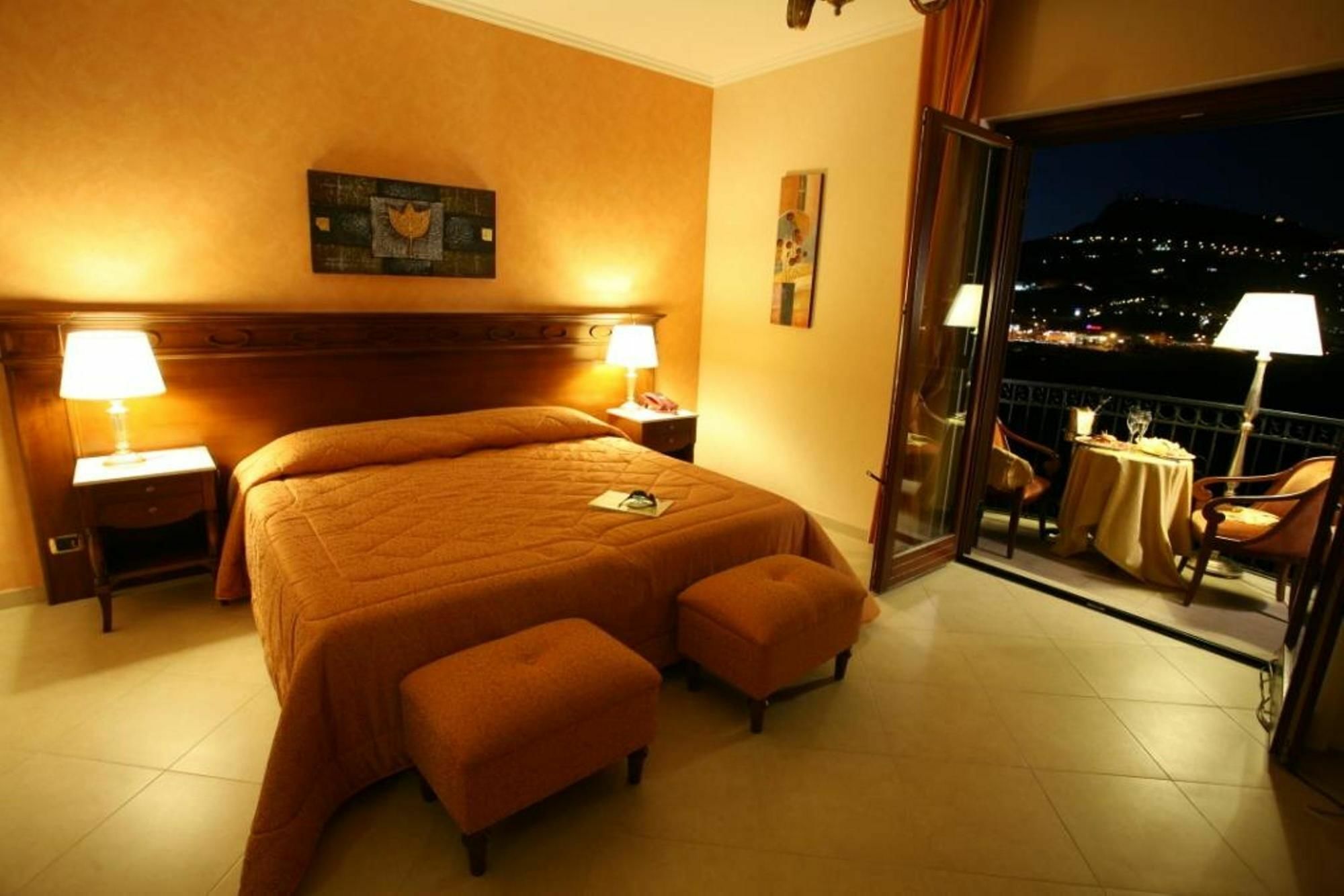 Hotel Federico II Ена Екстериор снимка